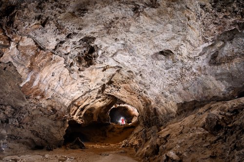 Grotte de Cap-Cuttan (Turkménistan) - Grande galerie avec personnage au fond.(SP-26-0617)