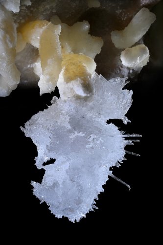 Grotte de Geophysicheskaya (Turkménistan) -  Concrétion de gypse accrochée des stalactites  d'aragonite(SP-26-0630)