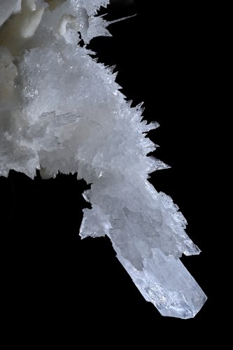 Grotte de Geophysicheskaya (Turkménistan) - Cristal de gypse à l'extrémité d'une concrétion (SP-26-0635)