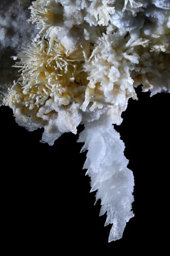 Grotte de Geophysicheskaya (Turkménistan) -  Gypse translucide en dents de scie sur une concrétion d'aragonite(SP-26-0674)