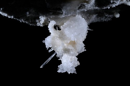Grotte de Geophysicheskaya (Turkménistan) - Détail d'une petite concrétion de gypse avec des aiguilles(SP-26-0706)