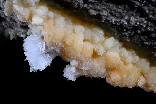 Grotte de Geophysicheskaya (Turkménistan) - Concrétion d'aragonite jaune avec cristaux de gypse(SP-26-0719)