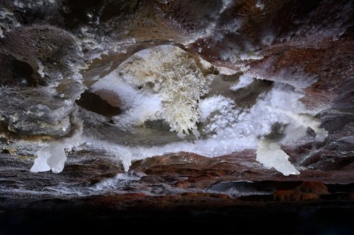 Grotte de Geophysicheskaya (Turkménistan) - Plafond de la salle rose avec bouquets d'aragonite dans un creux.(SP-26-0722)