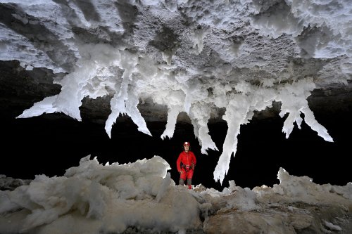 Grotte de Geophysicheskaya (Turkménistan) - Salle rose : ensemble de grands chandeliers de gypse avec personnage derrière.(SP-26-0728)