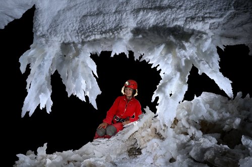 Grotte de Geophysicheskaya (Turkménistan) - Galerie blanche : personnage assis derrière une rangée de chandeliers de gypse au plafond(SP-26-0732)