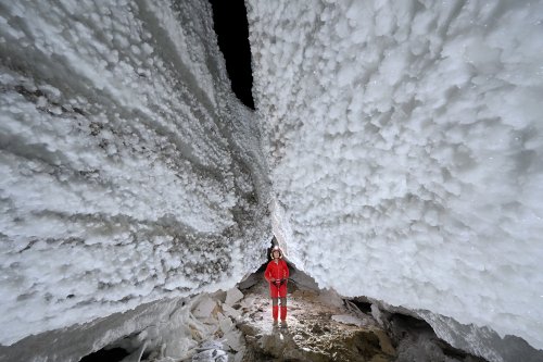 Grotte de Geophysicheskaya (Turkménistan) - Galerie en diaclase aux parois couvertes de gypse (personnage en fond)(SP-26-0740)