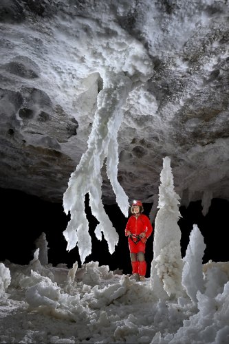 Grotte de Geophysicheskaya (Turkménistan) - Salle Blanche : grands chandeliers et stalagmites de gypse avec personnage.(SP-26-0748)