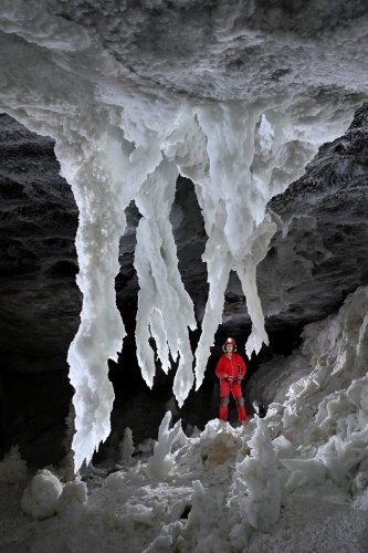 Grotte de Geophysicheskaya (Turkménistan) - Salle Blanche : ensemble de grands chandeliers de gypse avec personnage en fond.(SP-26-0752)