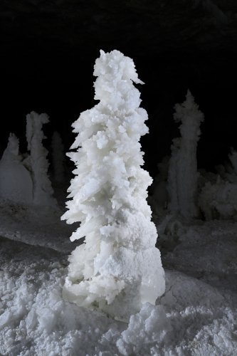 Grotte de Geophysicheskaya (Turkménistan) - Salle blanche : stalagmite de gypse.(SP-26-0757)