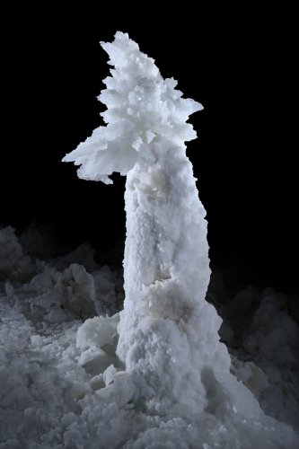 Grotte de Geophysicheskaya (Turkménistan) - Salle blanche : stalagmite de gypse avec cristaux au sommet (SP-26-0760)