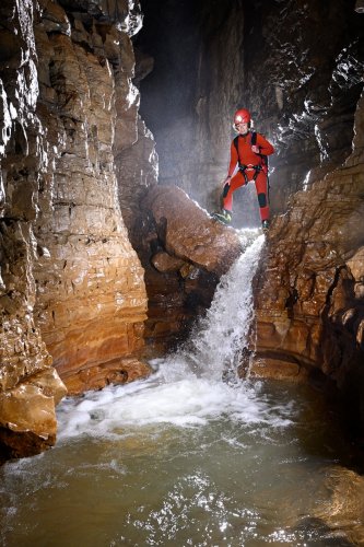 Abîme de Bramabiau (Gard) - Spéléo s'apprêtant à descendre la quatrième cascade(SP-26-0797)