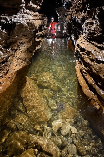 Abîme de Bramabiau (Gard) - Spéléo dans la rivière après le lac avant la partie plus profonde (SP-26-0843)