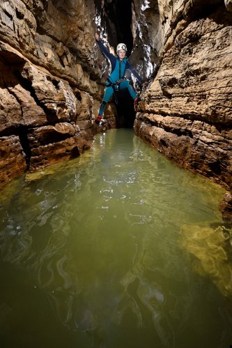 Abîme de Bramabiau (Gard) - Progression en opposition au dessus de la rivière dans le secteur de la cascade du Bain de Siège(SP-26-0853)
