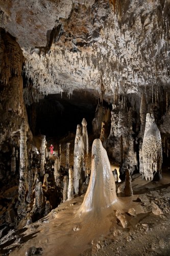 Cueva Coventosa (Cantabrie, Espagne) - Sala de las Fantasmas avec spéléo en arrière plan(SP-26-0896)