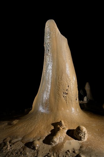 Cueva Coventosa (Cantabrie, Espagne) - Détail d'une stalagmite polie par le vent au début de la Sala de las Fantasmas (SP-26-0899)