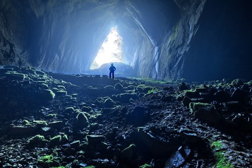 Cueva Canuela (Cantabrie, Espagne) - Entrée vue de l'intérieur avec brouillard (personnage au centre en silhouette).(SP-26-0957)