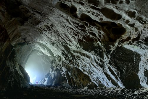 Cueva Canuela (Cantabrie, Espagne) - Entrée vue de l'intérieur avec brouillard (personnage lointain de face).(SP-26-0961)