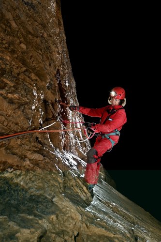 Cueva Canuela (Cantabrie, Espagne) - Spéléo passant une vire sur une main courante (SP-26-1004.)