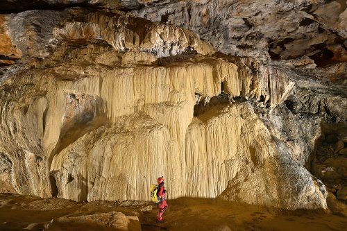 Cueva Canuela (Cantabrie, Espagne) - Galerie de l'arche : paroi couverte de coulées de moonmilk calcifiées (personnage au centre).(SP-26-1013)