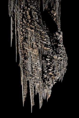 Cueva Canuela (Cantabrie, Espagne) - Galeria de las sierras : stalactite plate en forme de scie formée par le vent.(SP-26-1036)