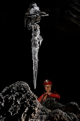 Cueva Canuela (Cantabrie, Espagne) - Grande stalactite grise en forme de sabre avec personnage(SP-26-1077)