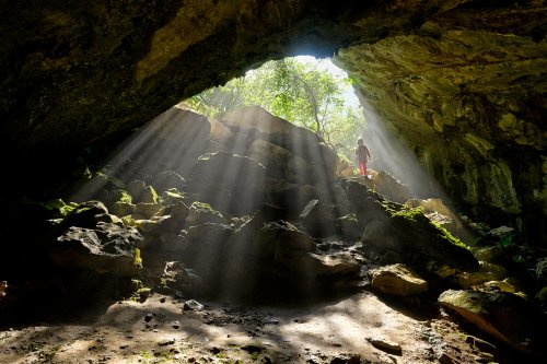 Cueva Coventosa (Cantabrie, Espagne) - Entrée de la grotte avec rayons de soleil(SP-26-1091)