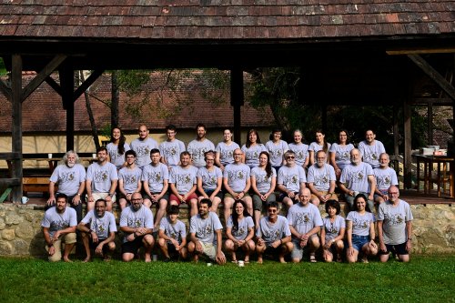 Groupe des participants (photographes, assistants et guides) au 7ème ICPM à Josvafo, en Hongrie(SX-24-0073)