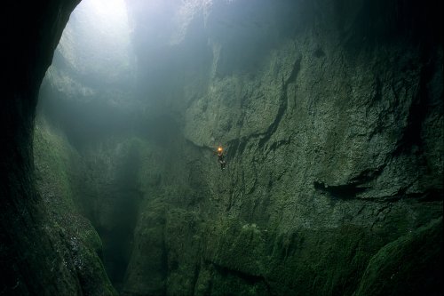 Aven du Mas Raynal (Causse du Larzac, Aveyron). Remontée du puits d'entrée de 110 mètres de profondeur (Spe-07114)