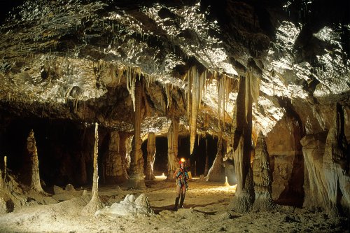 Grotte de Lombrives - Galerie concrétionnée dans les réseaux inférieurs(Spe-07470)