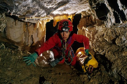 Grotte de Pousselières (Hérault) - Progression à quatre pattes dans une galerie étroite(Spe-07562)