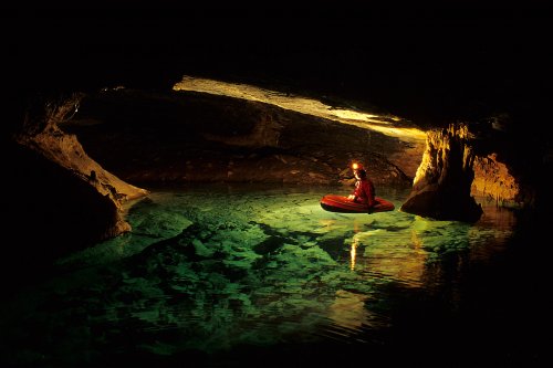Grotte de la Cabane de Saint Paul des Fonts (Aveyron) -  Petit canot sur le lac(Spe-07637-Hd)