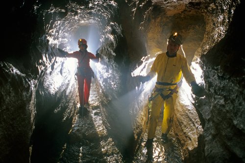 Grotte de la Cabane de Saint Paul des Fonts (Aveyron) - Petit méandre avec deux personnages(Spe-08138-Hd)