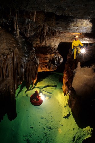 Grotte de la Cabane de Saint Paul des Fonts (Aveyron) -  Petit canot sur le lac(Spe-08142-Hd)