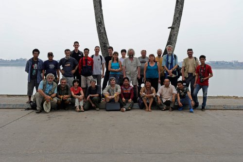 Membres de l'expédition Khamouanne 2013 (Laos). Groupe au bord du Mékong à Thakek.(VO-13-0244)