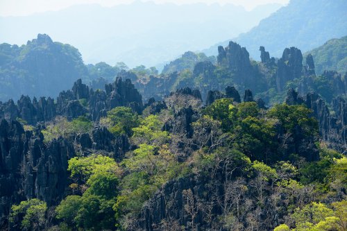 Paysage karstique de falaises déchiquetées (province de Khamouanne - Laos).(VO-13-0304)