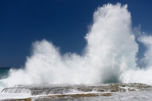 Quelques vues de vagues se fracassant sur des côtes rocheuses et de calmes eaux tropicales  dont la couleur turquoise et la transparence invitent à la plongée.