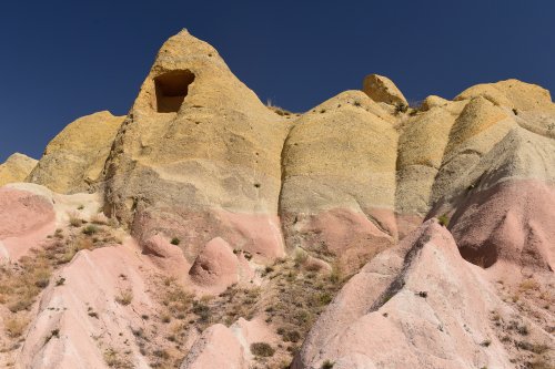 Turquie - Cappadoce - Vallée de Göreme - Tufs volcaniques colorés avec habitation troglodytique(VO-15-0978)