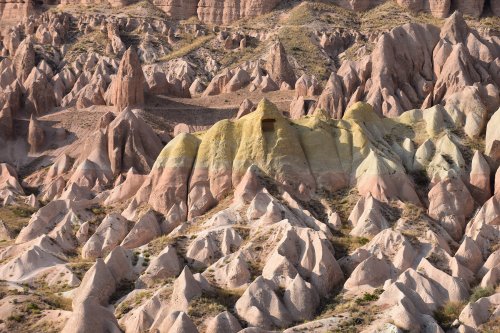Turquie - Cappadoce - Vallée de Göreme - Tufs volcaniques colorés avec habitation troglodytique(VO-15-0999)