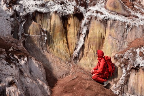 Iran (île d'Hormoz) - Site de Kouh Sorkhe : personnage à côté affleurements de sel (VO-16-0153)