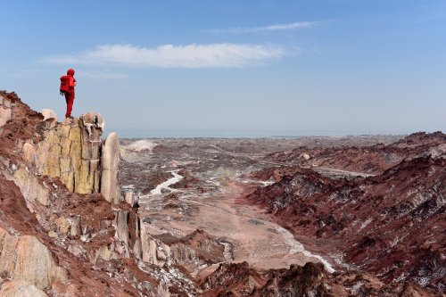 Iran (île d'Hormoz) - Site de Kouh Sorkhe : personnage perché sur bloc de sel dominant la vallée(VO-16-0169.jpg)