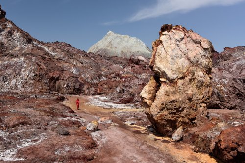Iran (île d'Hormoz) - randonneuse dans vallée de Rangin Kaman au milieu sel rouge(VO-16-0184)