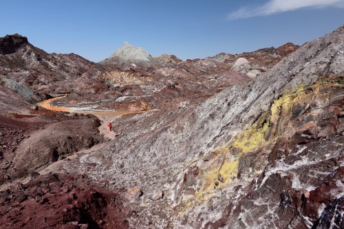 Iran (île d'Hormoz) - randonneuse dans vallée de Rangin Kaman au milieu sel rouge(VO-16-0222)