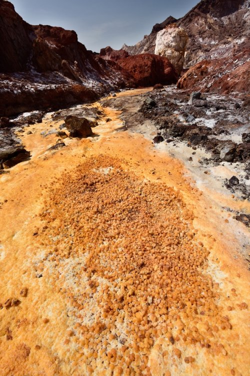 Iran (île d'Hormoz) - rivière à sec couverte de dépôts jaunes au milieu sel rouge dans la vallée de Rangin Kaman (VO-16-0230)