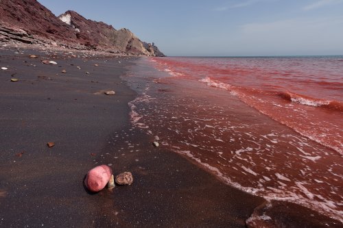 Iran (île d'Hormoz) - Khak Sorkh (Silver Beach) : mer colorée en rouge par matériaux fins(VO-16-0264)