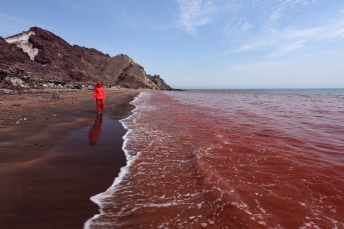 Iran (île d'Hormoz) - Khak Sorkh (Silver Beach) : mer colorée en rouge par matériaux fins(VO-16-0267)