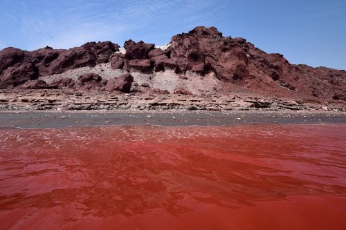 Iran (île d'Hormoz) - Khak Sorkh (Silver Beach) : mer colorée en rouge par matériaux fins(VO-16-0271)