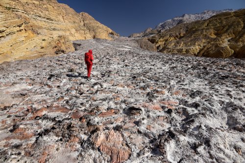 Iran (Montagnes du Zagros) - Dôme de sel de Dashti (Jashak salt dome) : randonneuse sur une "langue de sel"(VO-16-0310)