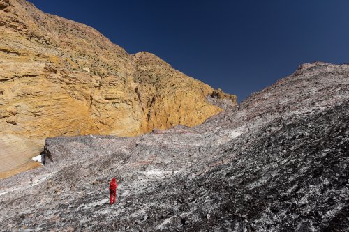 Iran (Montagnes du Zagros) - Dôme de sel de Dashti (Jashak salt dome) : randonneuse remontant une "langue de sel"(VO-16-0332.jpg)