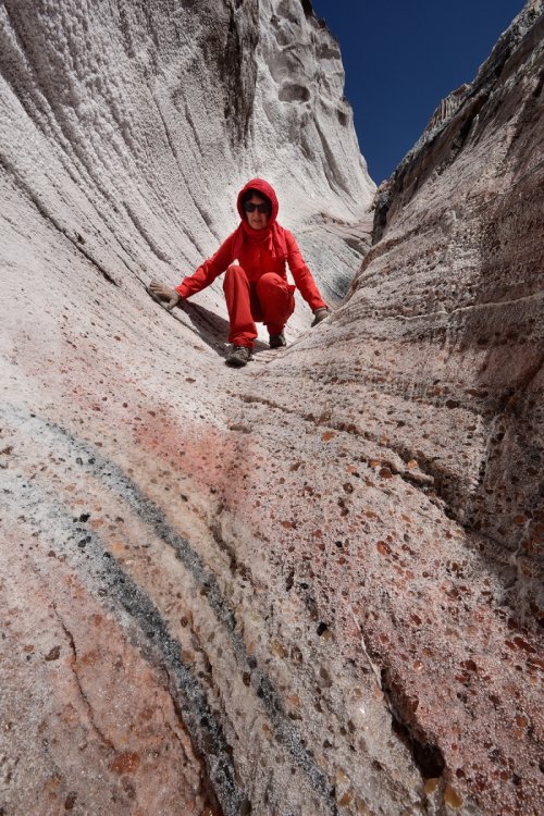Iran (Montagnes du Zagros) - Dôme de sel de Dashti (Jashak salt dome) : personnage dans petit canyon de sel(VO-16-0345)
