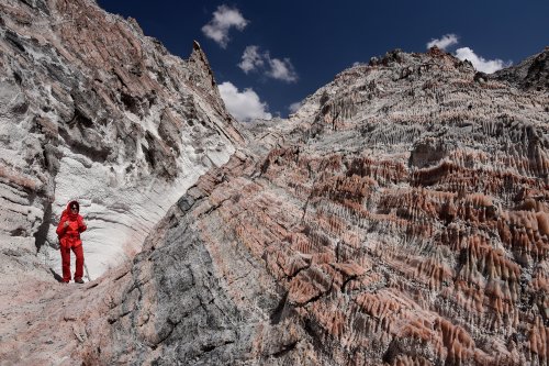 Iran (Montagnes du Zagros) - Dôme de sel de Dashti (Jashak salt dome) : personnage dans petit canyon de sel(VO-16-0354)